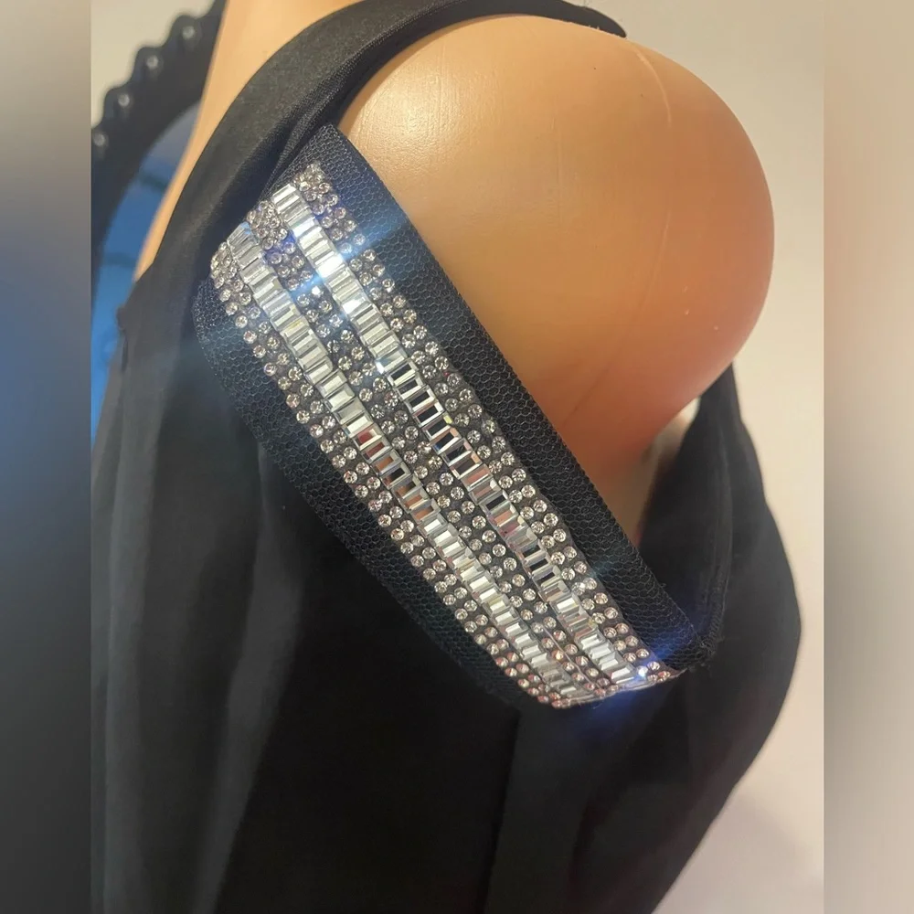 NWT BLACK DRESS WITH OPEN SHOULDERS AND SILVER BRIGHT STRAPS SIZE 8 (21) - Picture 6 of 7
